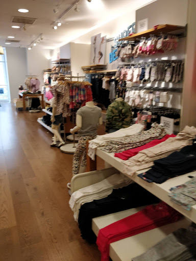 Clothing Store «Gap», reviews and photos, 200 State St, Boston, MA 02109, USA