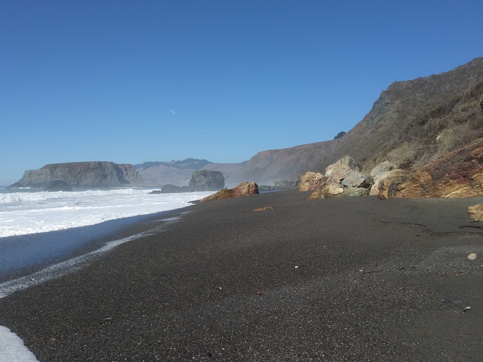 Foto de Blind Beach con arena gris superficie