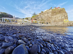 Ponta do Sol Beach的照片 被山脉环绕