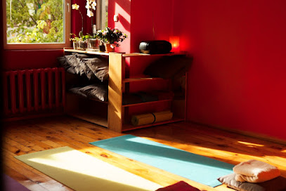 Aiya Massage Therapy and Yoga Studio / Айя - студио за йога и масажи