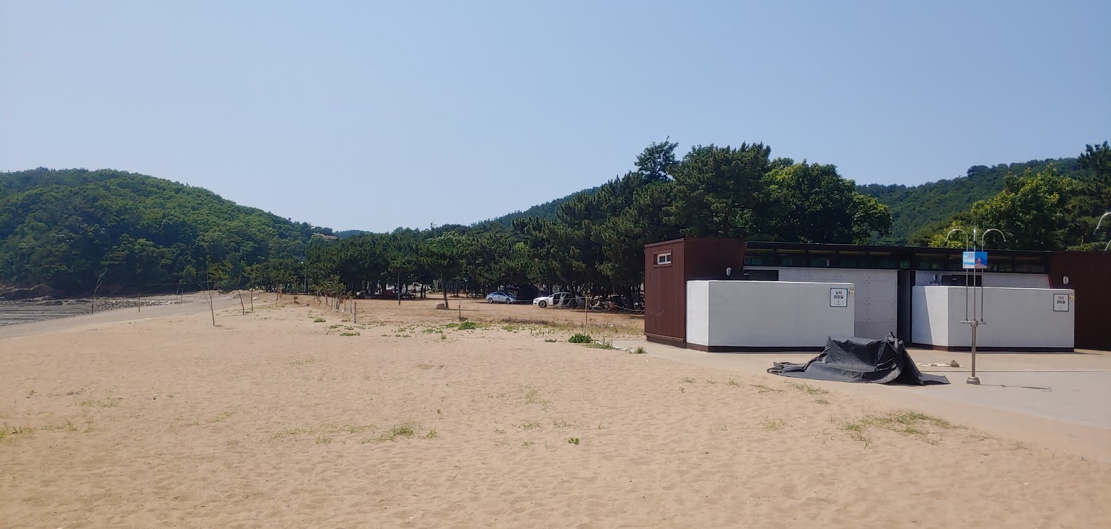 Fotografie cu Ongam Beach sprijinit de stânci