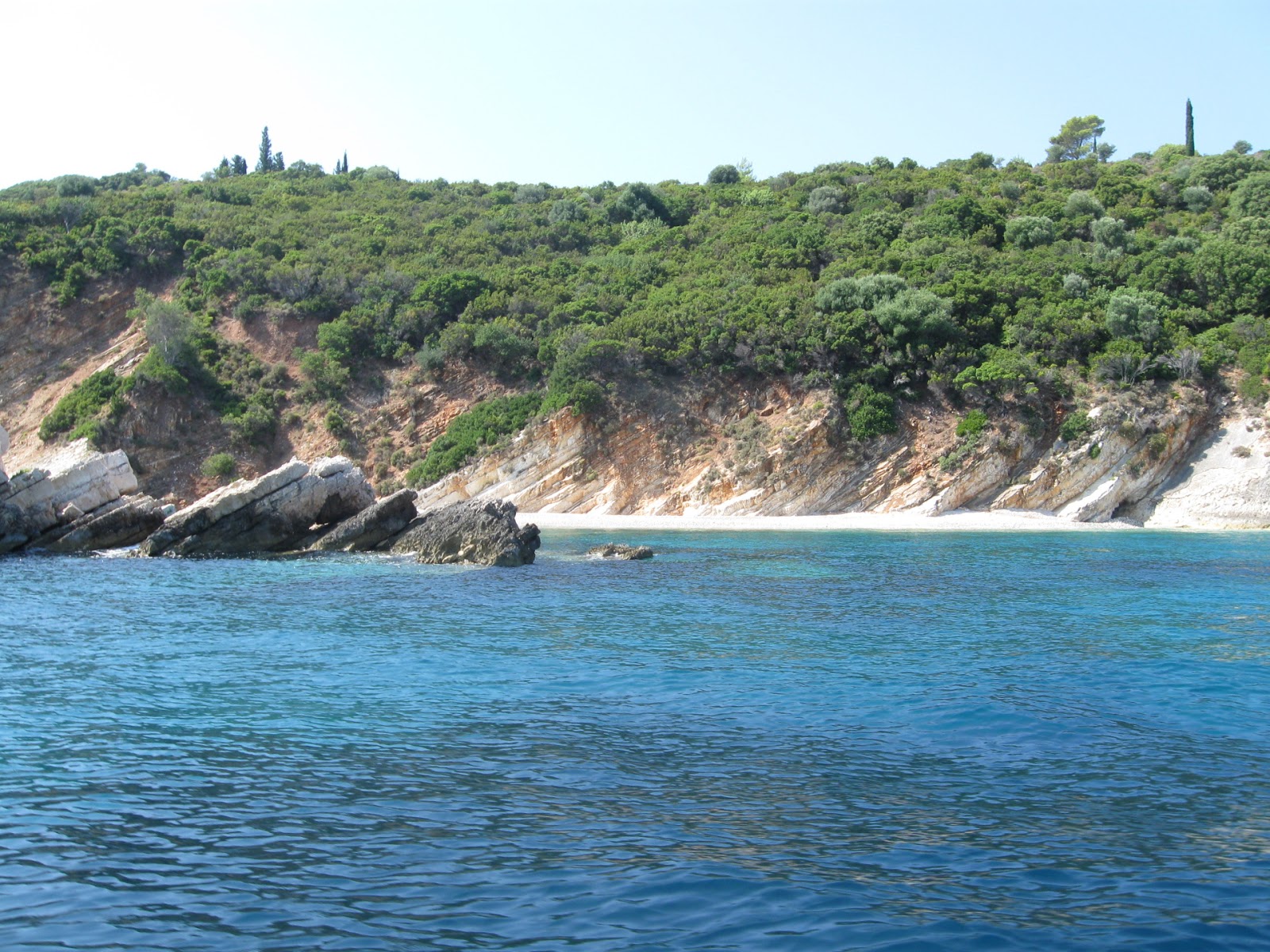 Fotografie cu Skinos Bay IV cu o suprafață de pietricel ușor