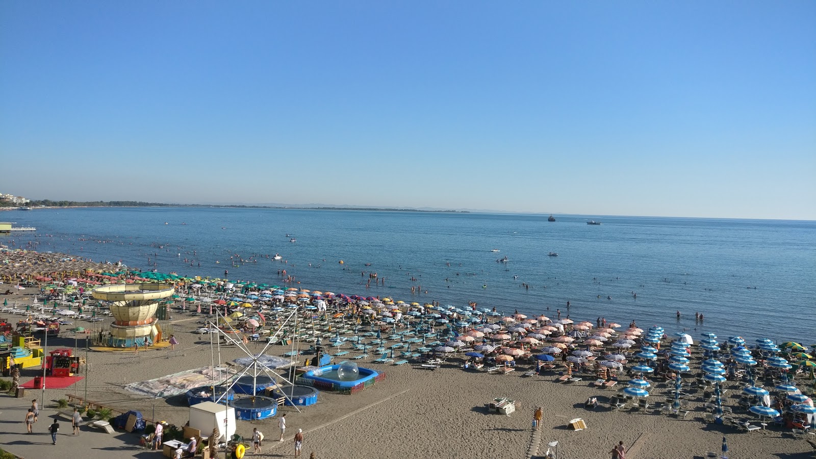 Foto di Shengjin Beach area del resort sulla spiaggia