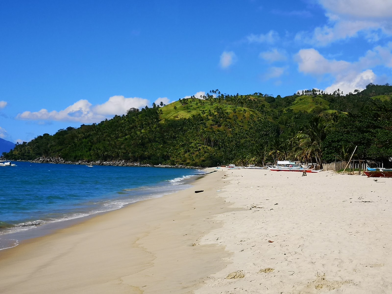 Foto von Boong Beach von Klippen umgeben