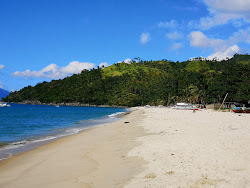 Foto von Boong Beach von Klippen umgeben