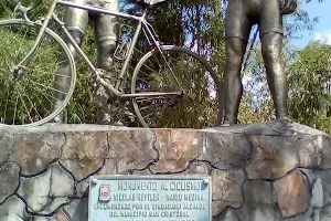 Monumento Honor al Ciclista image