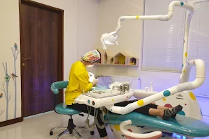 مطب دکتر رها کوثری متخصص دندانپزشکی کودکان image