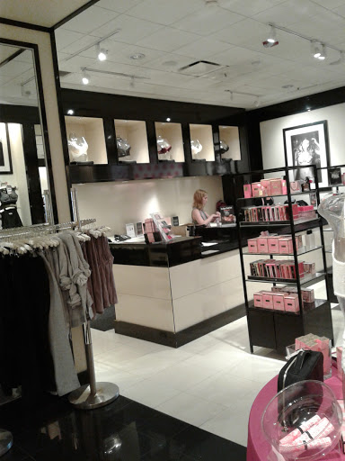 Shopping Mall «Crestview Hills Town Center», reviews and photos, 2791 Town Center Blvd, Crestview Hills, KY 41017, USA