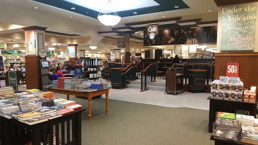 Book Store «Barnes & Noble», reviews and photos, 2100 Snelling Ave, St Paul, MN 55113, USA