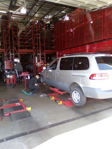 Tire Shop «Discount Tire Store - Tigard, OR», reviews and photos, 11462 SW Pacific Hwy, Tigard, OR 97223, USA