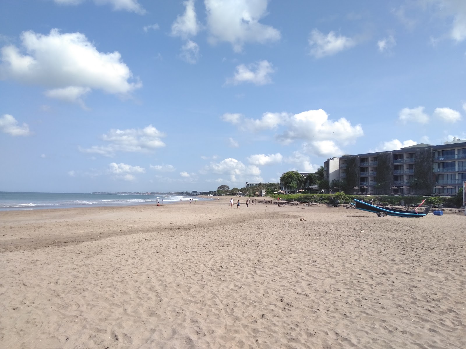 Foto di Petitenget Beach con una superficie del sabbia grigia