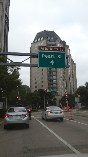 Shopping Mall «Uptown Plaza - Dallas», reviews and photos, 2222 McKinney Ave, Dallas, TX 75201, USA