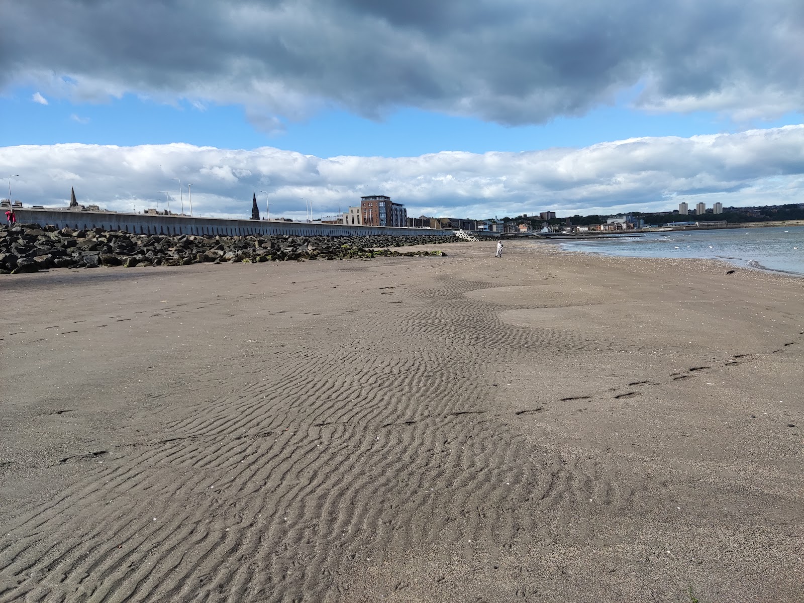 Zdjęcie Kirkcaldy Beach z powierzchnią turkusowa czysta woda