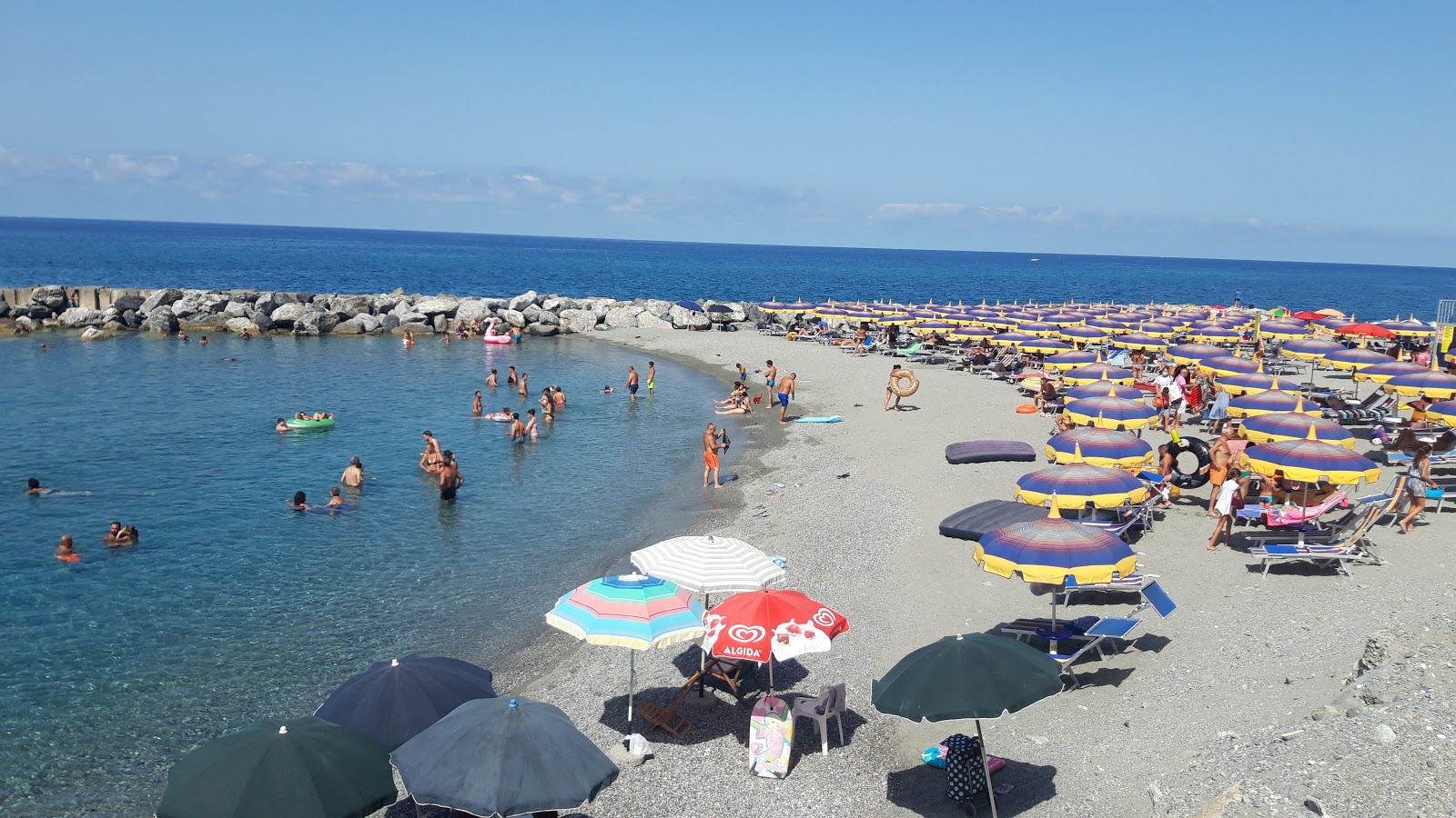 Spiaggia Coreca的照片 带有灰沙表面