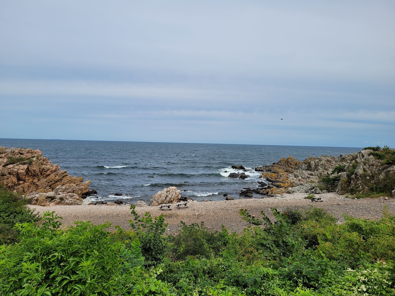 Foto von Gudhjem Beach mit eine gerade küstenlinie