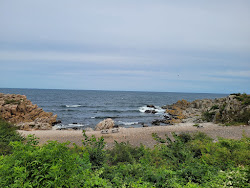 Foto von Gudhjem Beach mit eine gerade küstenlinie