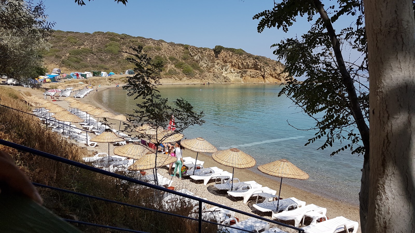 Foto von Fatma Kadin beach umgeben von Bergen