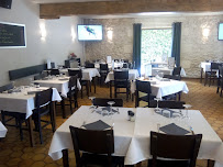 Atmosphère du Restaurant français La Perrière à Tresses - n°12