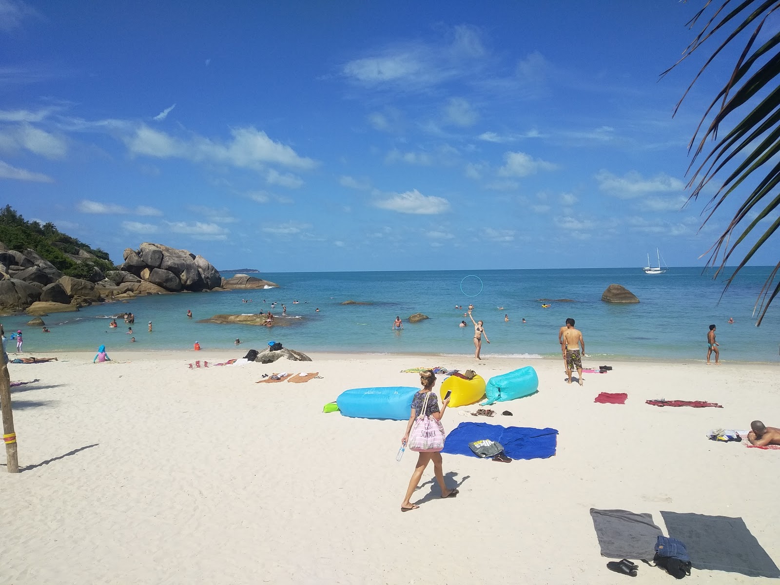 Crystal Bay Beach'in fotoğrafı uçurumlarla desteklenmiş