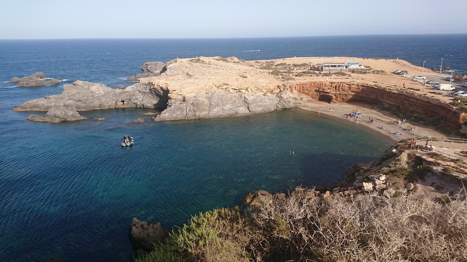Photo de Playa de la Calafria avec un niveau de propreté de assez propre
