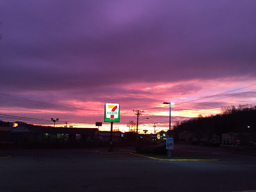 7-Eleven, 801 Rubber Ave, Naugatuck, CT 06770, USA, 