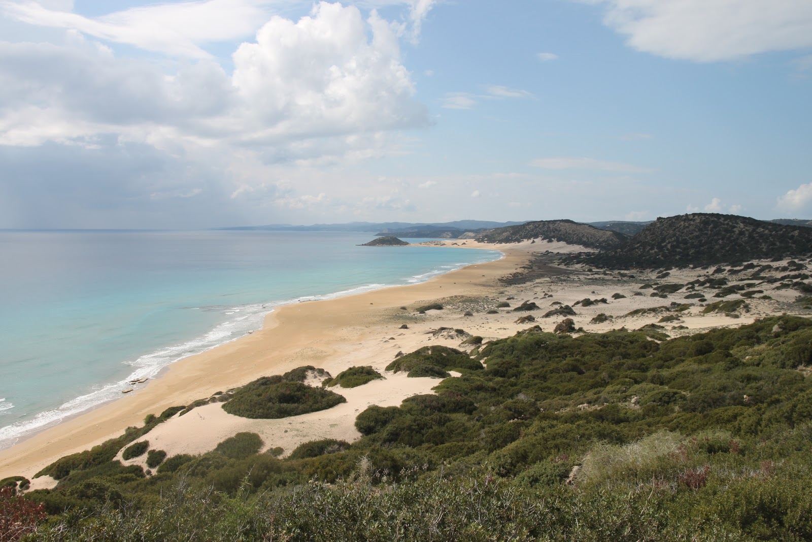 Fotografie cu Golden beach amplasat într-o zonă naturală