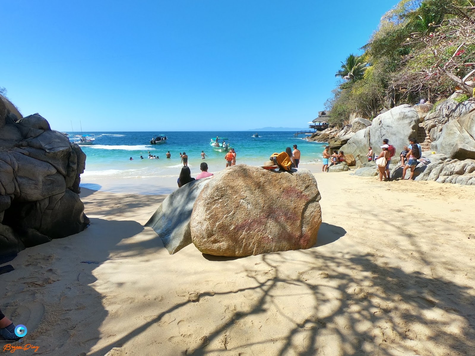 Photo de Colomitos beach protégé par des falaises