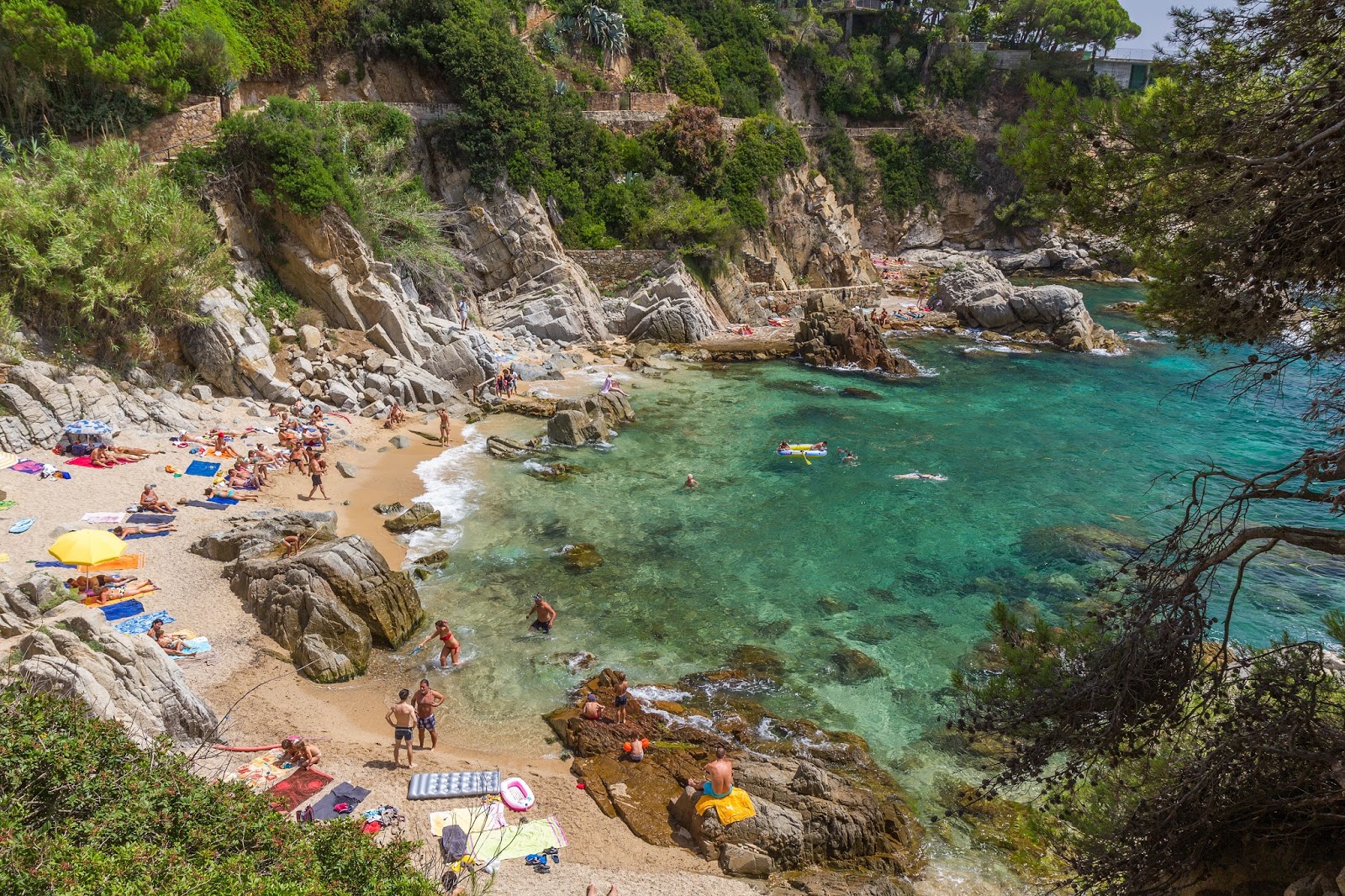 Zdjęcie Cala d'en Trons z powierzchnią beżowy piasek i kamienie
