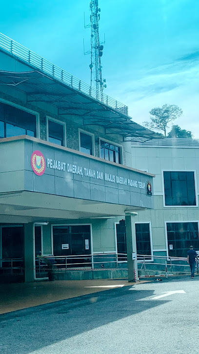Pejabat Daerah Dan Tanah Padang Terap