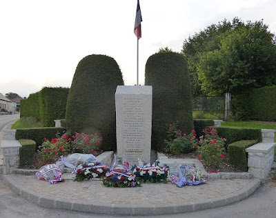 Monument aux fusillés martyrs de Tavaux (30 août 1944) à Tavaux-et-Pontséricourt