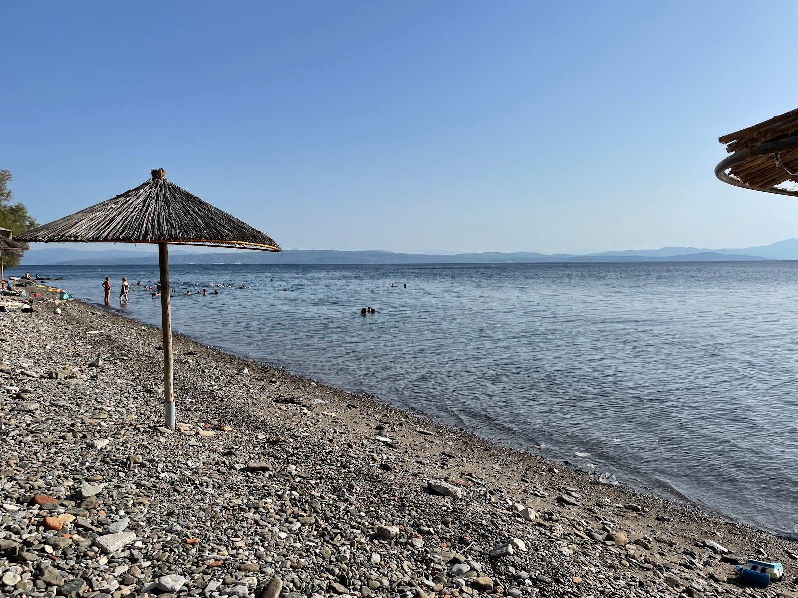 Fotografie cu Kioski Beach cu o suprafață de nisip gri și roci