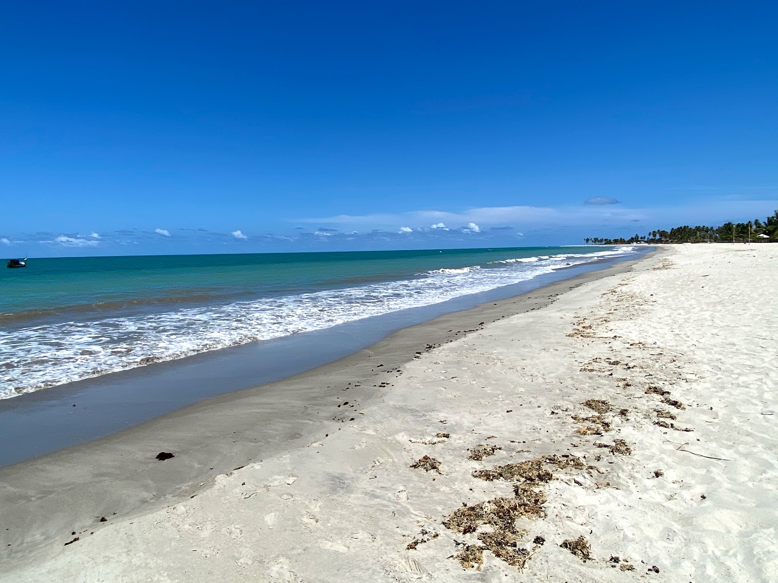 Foto de Praia de Fagundes com areia brilhante superfície