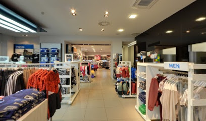 adidas Store Prague, Cerna Ruze