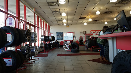 Tire Shop «Discount Tire Store - Center Line, MI», reviews and photos, 26805 Van Dyke, Center Line, MI 48015, USA