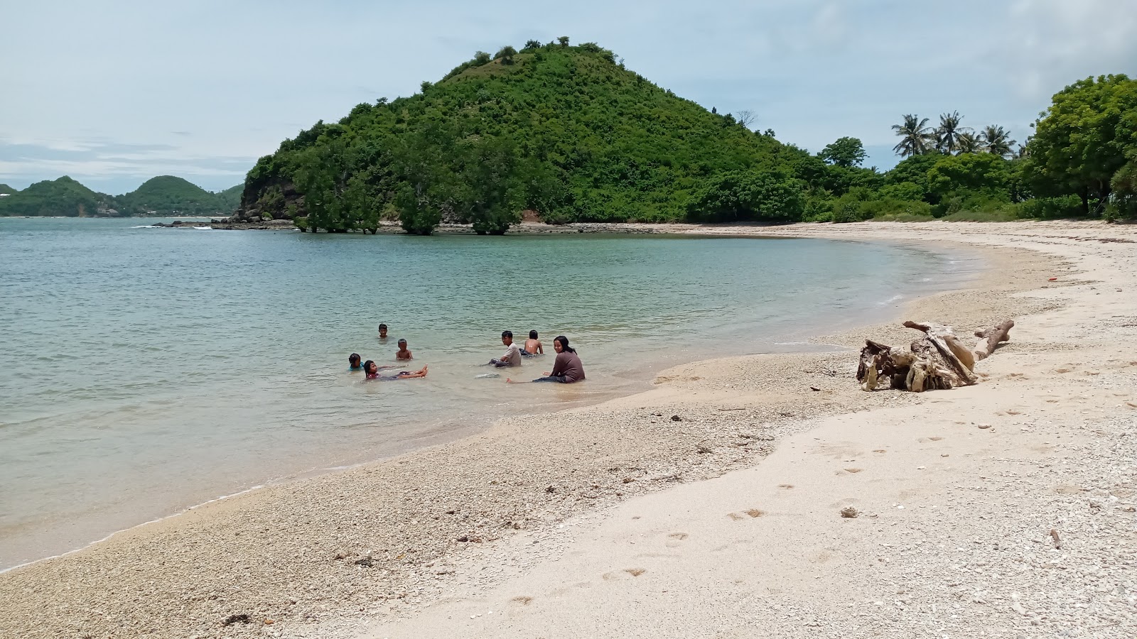 Φωτογραφία του Dondon Beach περιτριγυρισμένο από βουνά