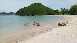 Φωτογραφία του Dondon Beach περιτριγυρισμένο από βουνά