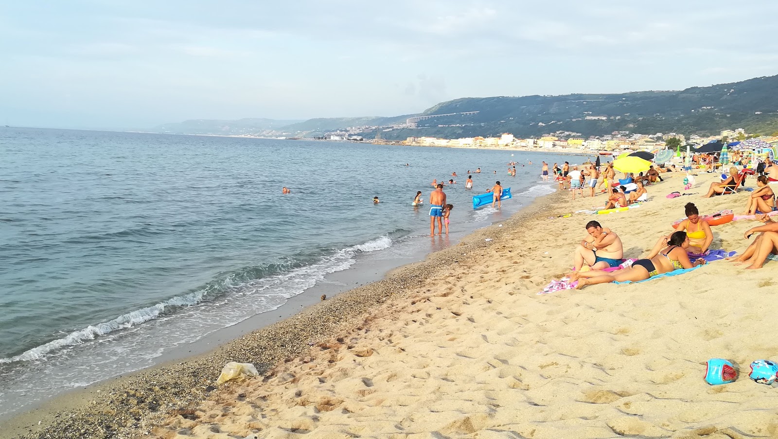 Spiaggia di Bivona'in fotoğrafı mavi sular yüzey ile