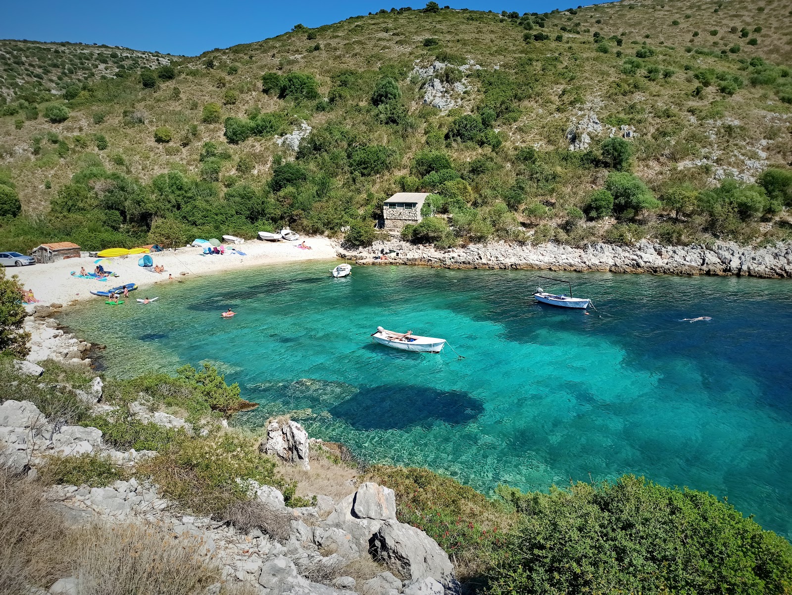 Fotografie cu Brbinjscica Bay cu o suprafață de pietricel alb