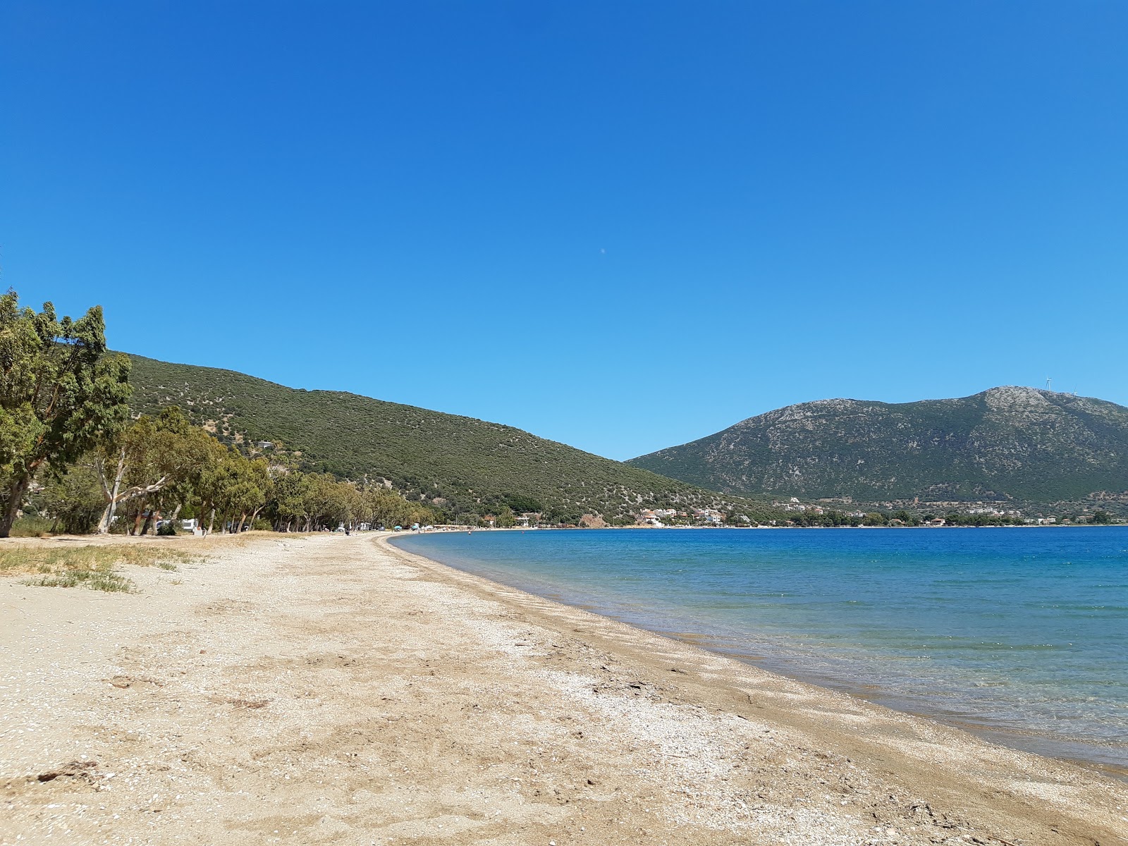 Foto de Agios Dimitrios beach con agua verde claro superficie