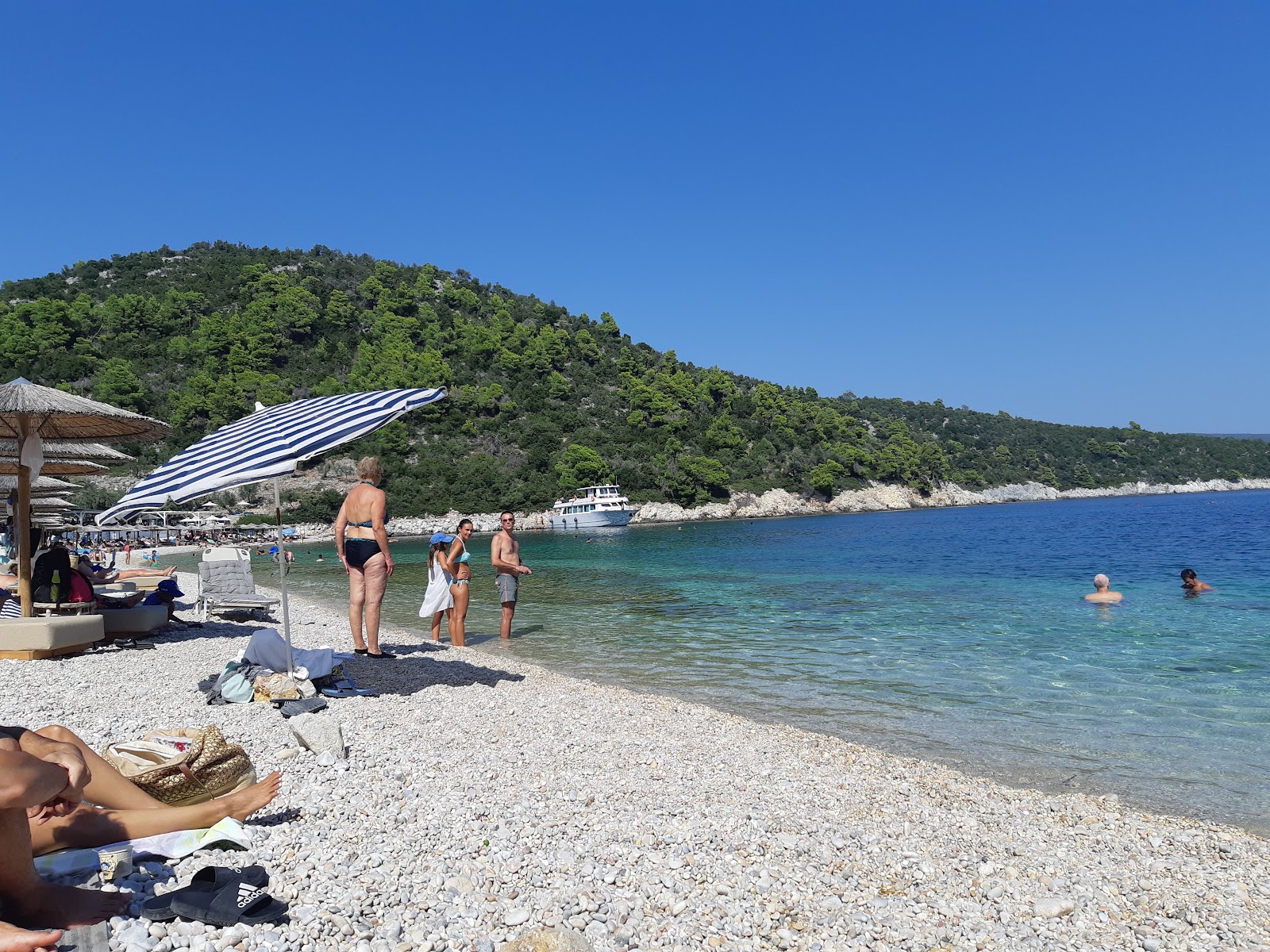 Foto di Spiaggia di Leftos Gialos e l'insediamento