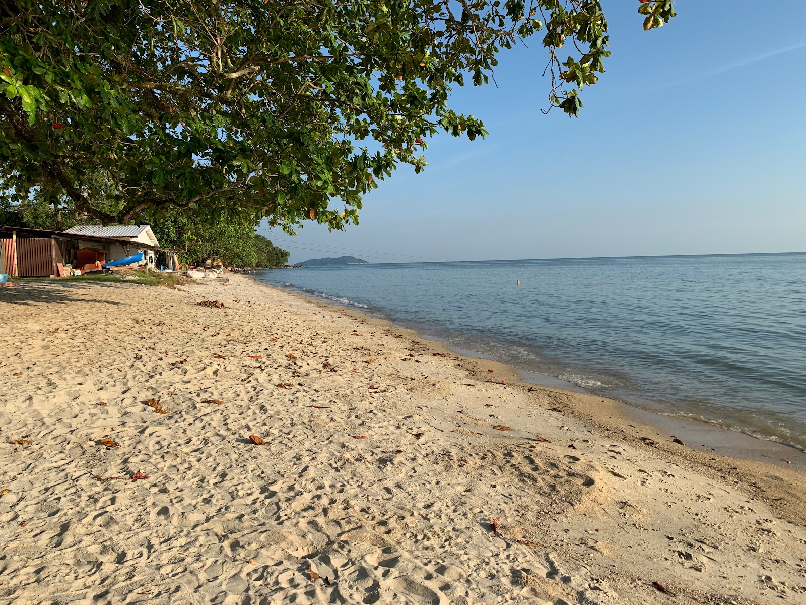 Ombak Damai Beach的照片 带有宽敞的海岸