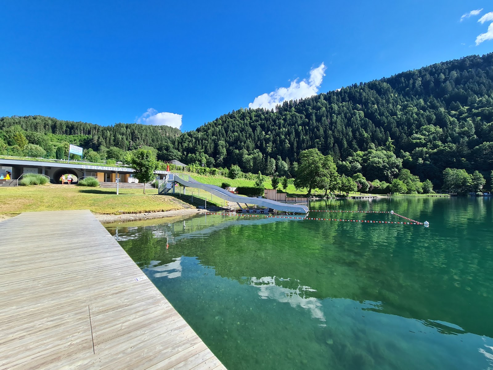 Foto van Strandbad Pesenthein met ruim strand