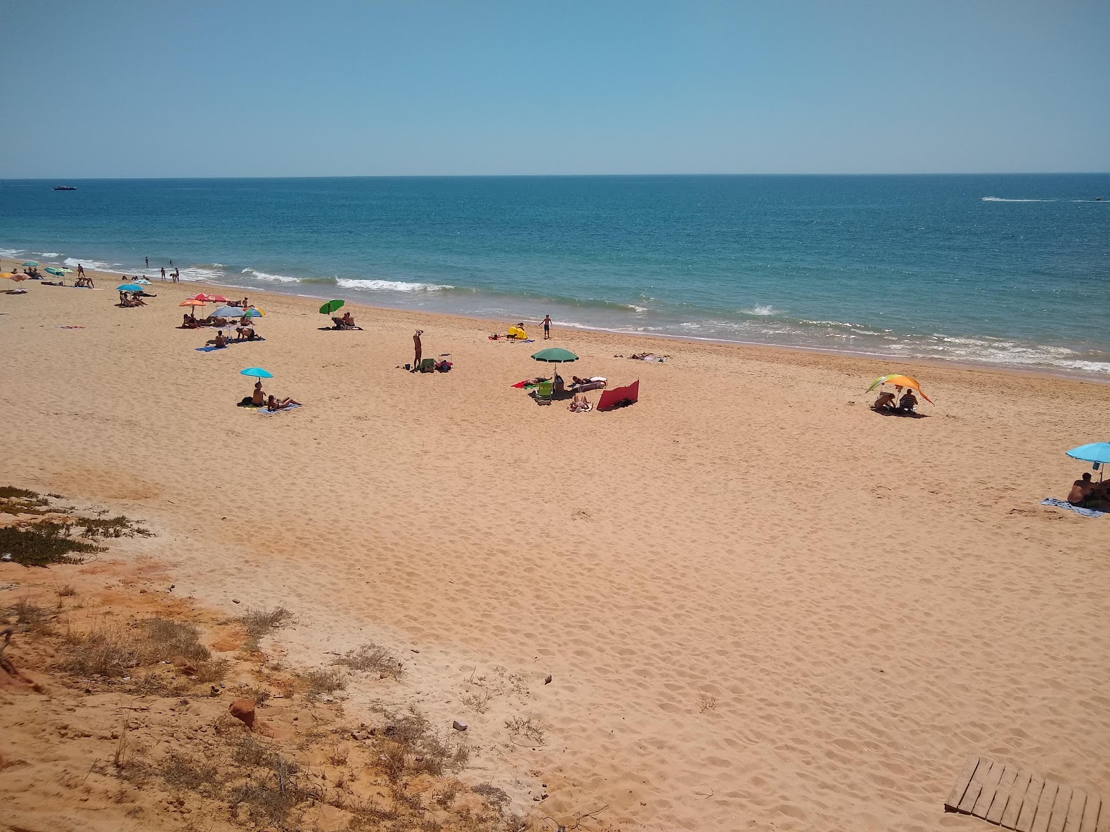 Foto van Praia de Quarteira met hoog niveau van netheid