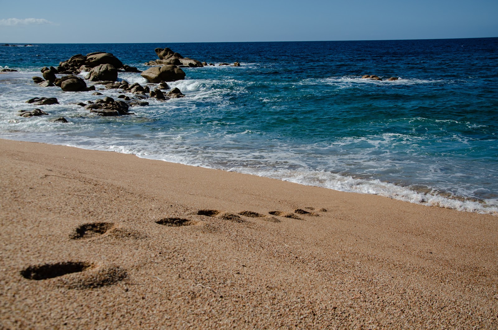 Foto de Erbaju beach - lugar popular entre os apreciadores de relaxamento