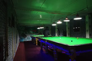 21 ball's snooker club. image