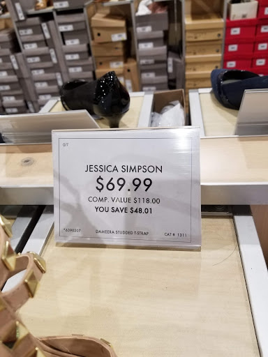 Shoe Store «DSW Designer Shoe Warehouse», reviews and photos, 4039 Richmond Rd, Warrensville Heights, OH 44122, USA