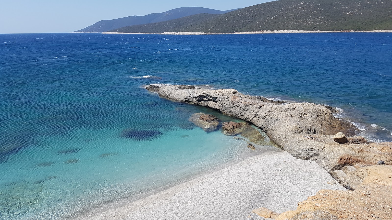Foto di Zastani beach circondato da montagne