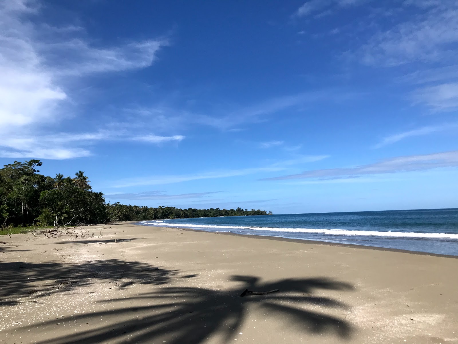 Valokuva Puerto Vargasista. pinnalla kirkas hiekka:n kanssa