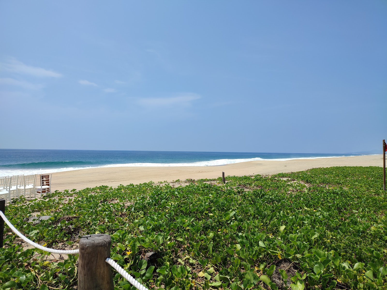 Photo de Playa Delfin avec droit et long