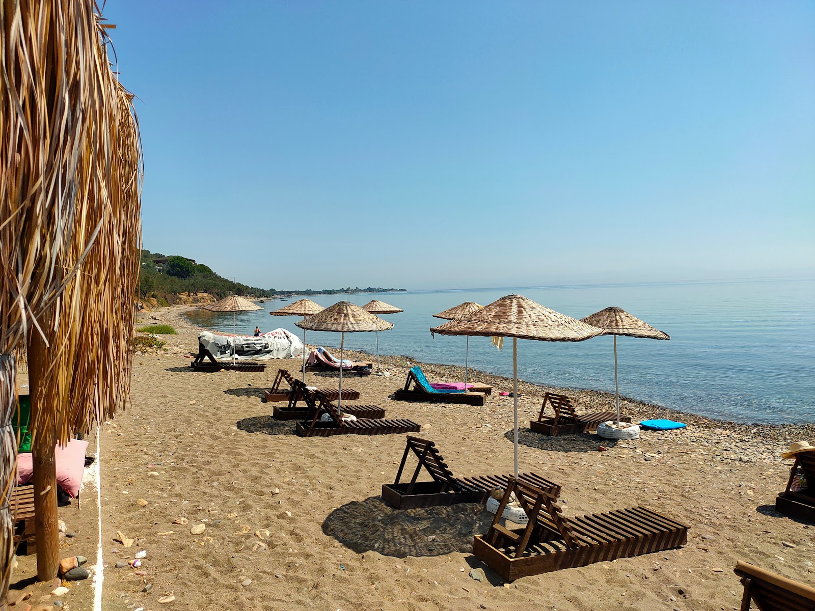 Foto von Gargara Kamp beach mit beiger sand & kies Oberfläche
